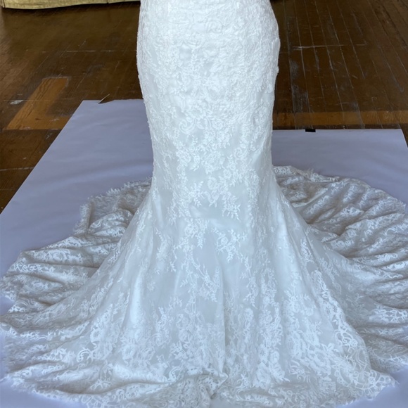 Lace wedding dress with medium train. - Picture 15 of 16